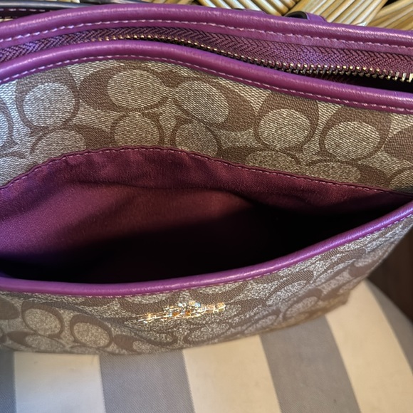 COACH File Bag, leather strap, plum/tan, zipper, side pocket for phone/keys - Picture 4 of 4